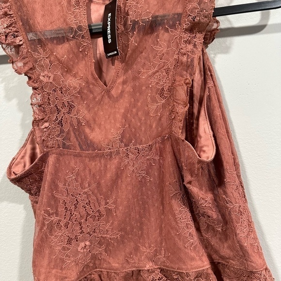 Express Lace And Ruffle Mock Neck
Top Rose Mauve Sleeveless Size Small - Picture 10 of 16